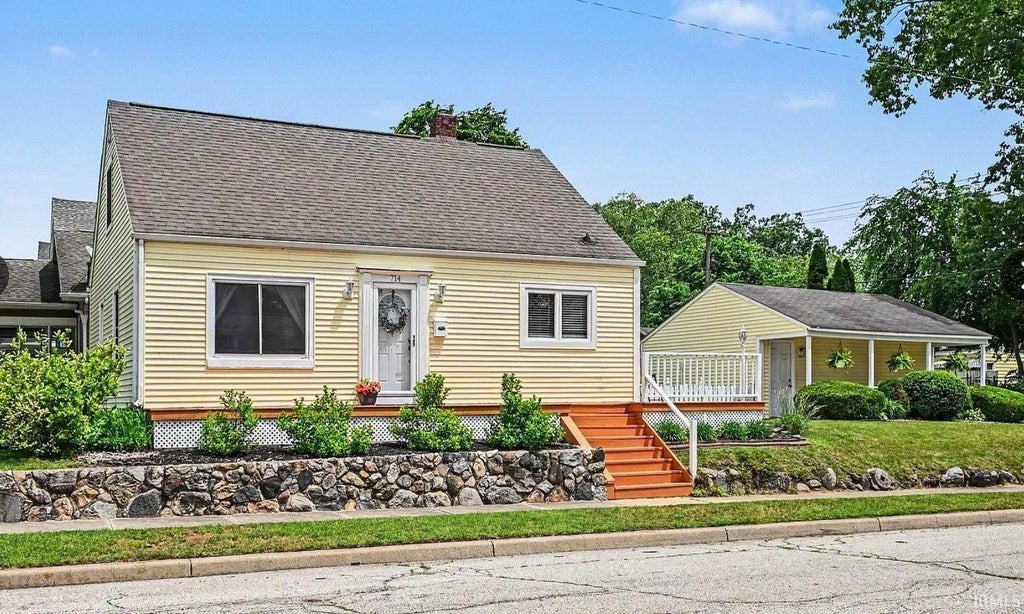 Photo of 714 Benton Street, Mishawaka, IN 46545 (MLS # 202624507)