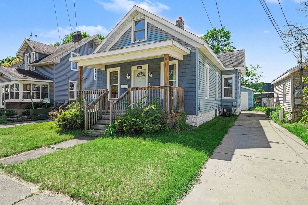 Photo of 329 E Simonton Street, Elkhart, IN 46514 (MLS # 202617785)