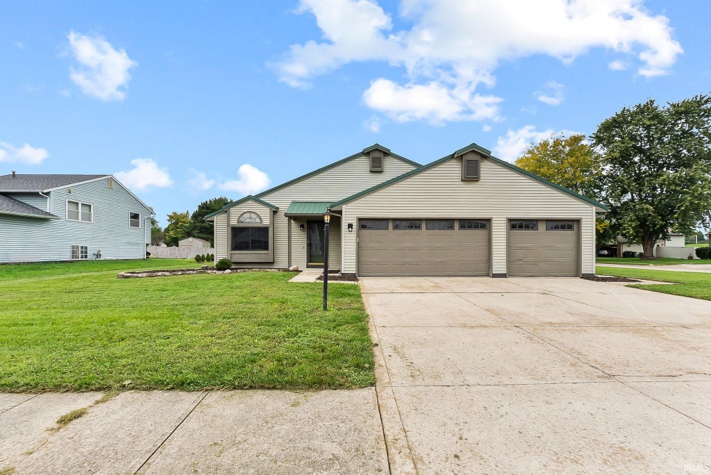 Photo of 1720 Paveys Glen Run, Fort Wayne, IN 46804 (MLS # 202640724)