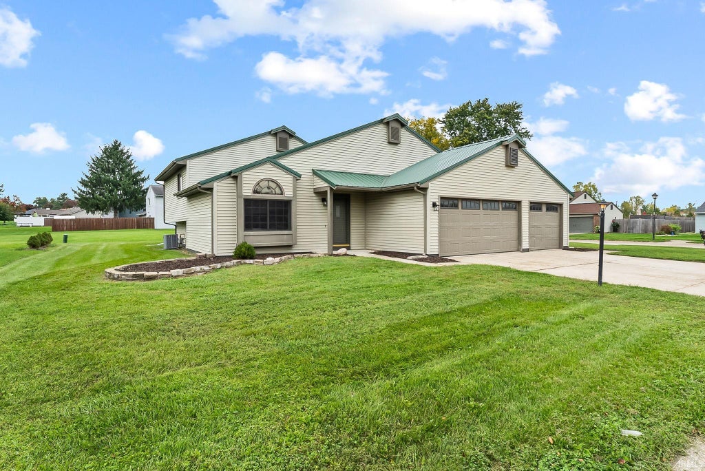 Photo of 1720 Paveys Glen Run, Fort Wayne, IN 46804 (MLS # 202640724)