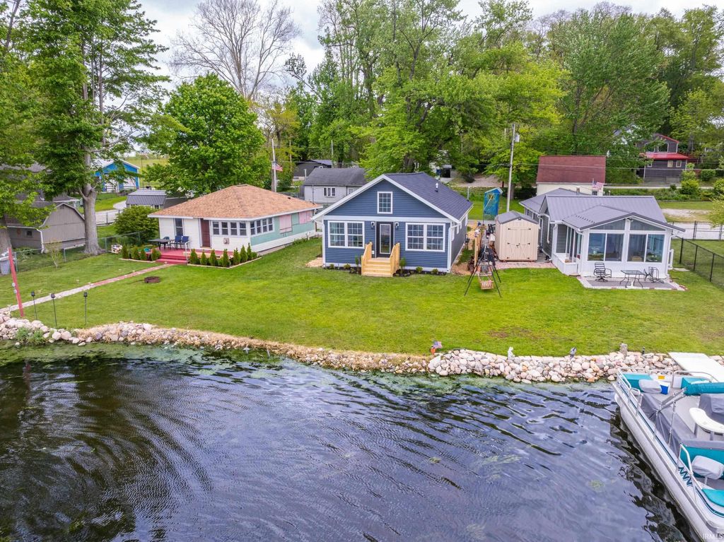 Photo of 1013 N Edgewater Street, Silver Lake, IN 46982 (MLS # 202618307)