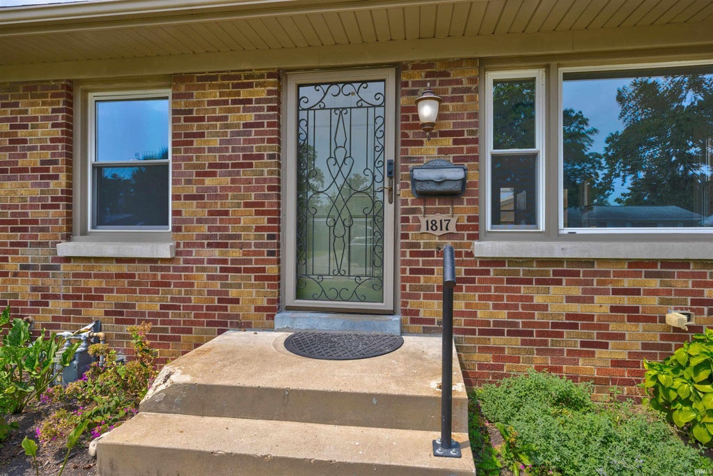 Photo of 1817 Broadmoor Avenue, Evansville, IN 47714 (MLS # 202632750)