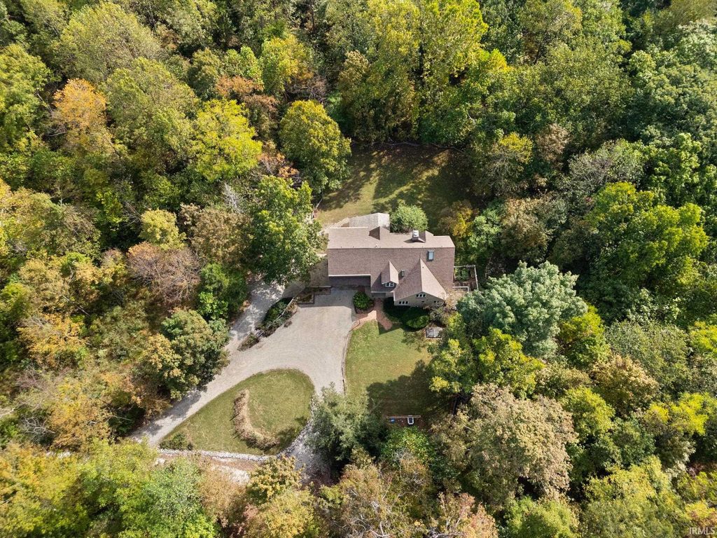 Photo of 925 W Oakwood Ln Ln, Paoli, IN 47454 (MLS # 202607954)