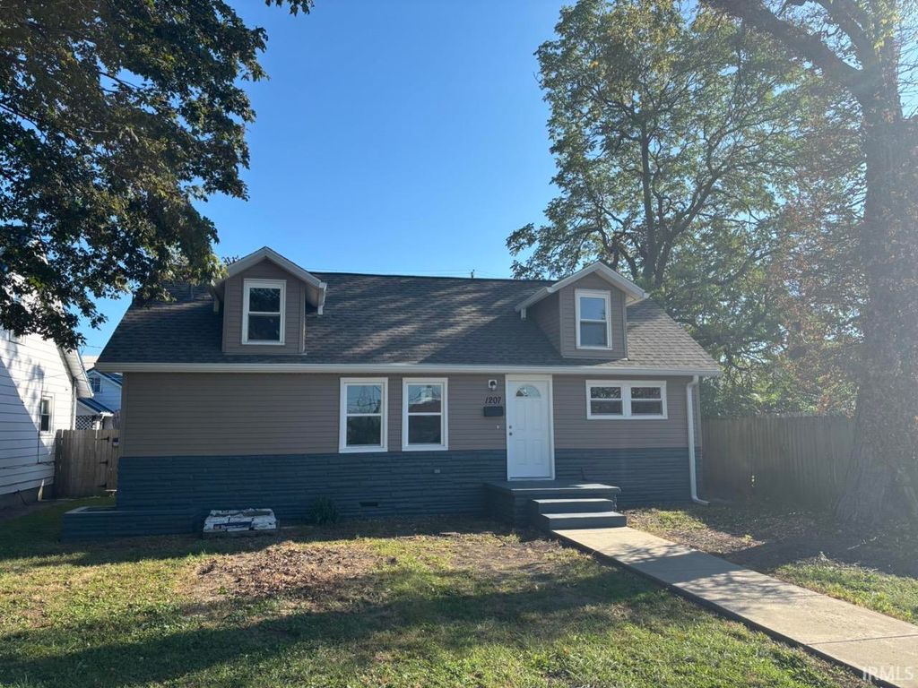 Photo of 1207 E Eichel Avenue, Evansville, IN 47711 (MLS # 202536655)