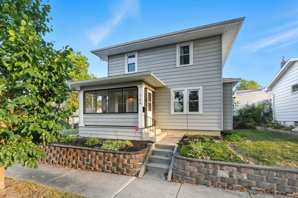 Photo of 704 W Branning Avenue, Fort Wayne, IN 46807 (MLS # 202537437)