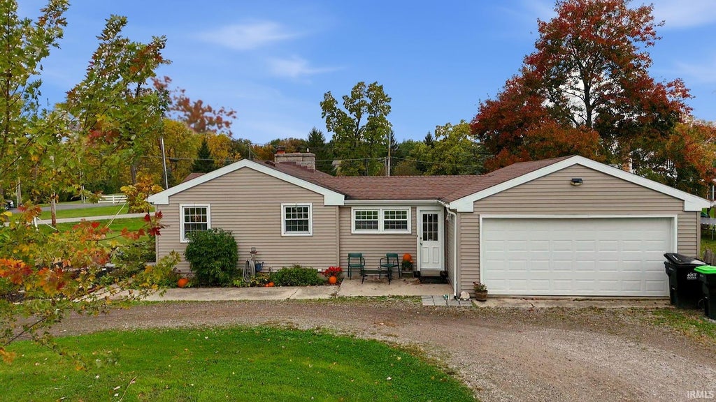Photo of 5628 Leesburg Road, Fort Wayne, IN 46818 (MLS # 202644039)