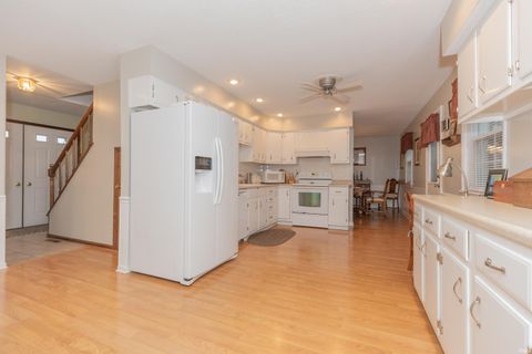 Tiny photo for 615 Crestmont Drive, Evansville, IN 47712 (MLS # 202618669)