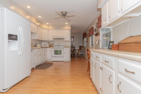 Tiny photo for 615 Crestmont Drive, Evansville, IN 47712 (MLS # 202618669)