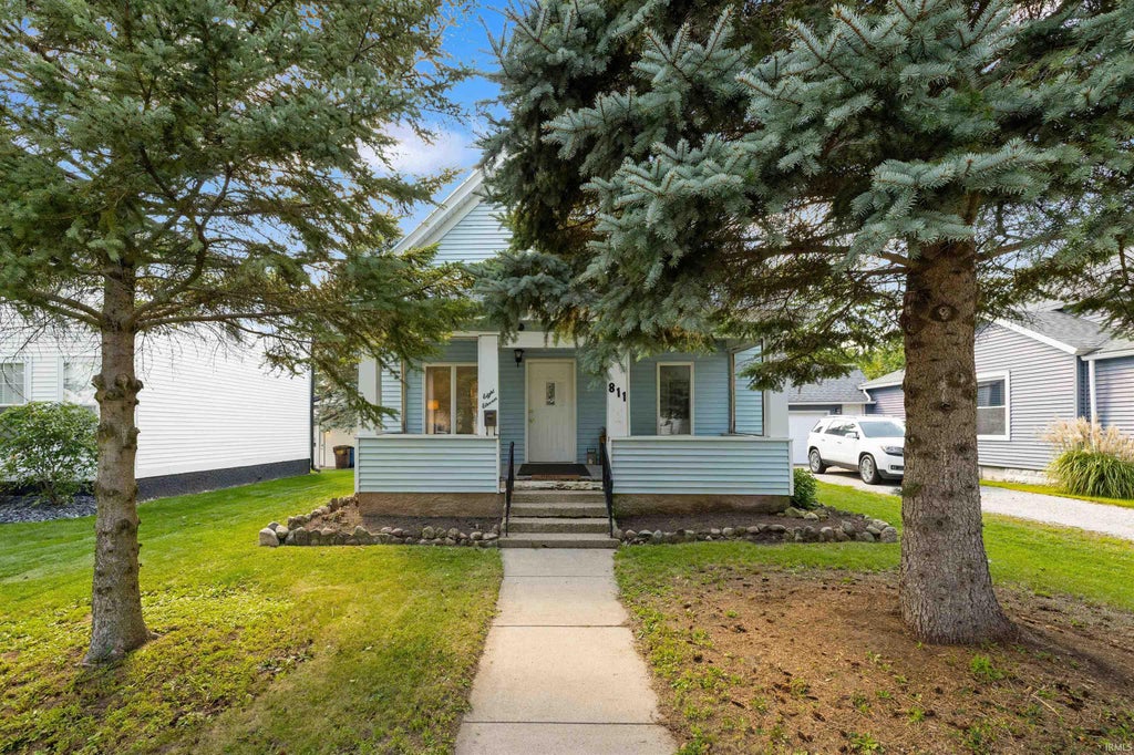 Photo of 811 Midway Drive, Auburn, IN 46706 (MLS # 202635627)