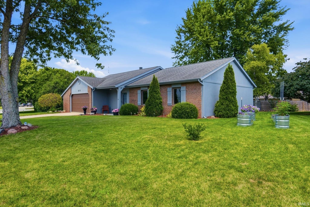 Photo of 815 Glen Eagle Lane, Fort Wayne, IN 46845 (MLS # 202628369)
