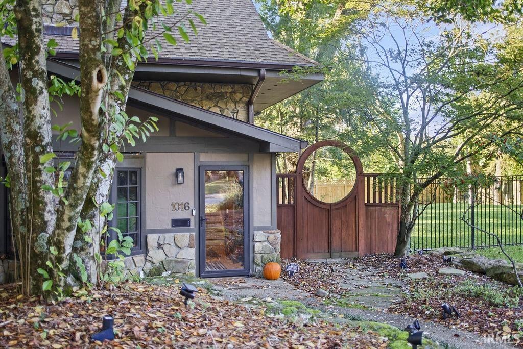 Photo of 1016 E Maxwell Lane, Bloomington, IN 47401 (MLS # 202643290)