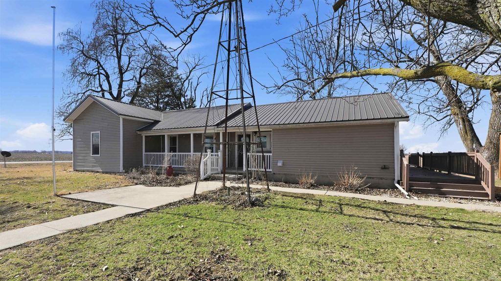 Photo of 4871 E 400 N, Craigville, IN 46731 (MLS # 202606778)