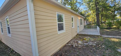 Tiny photo for 4423 Bowser Avenue, Fort Wayne, IN 46806 (MLS # 202545531)