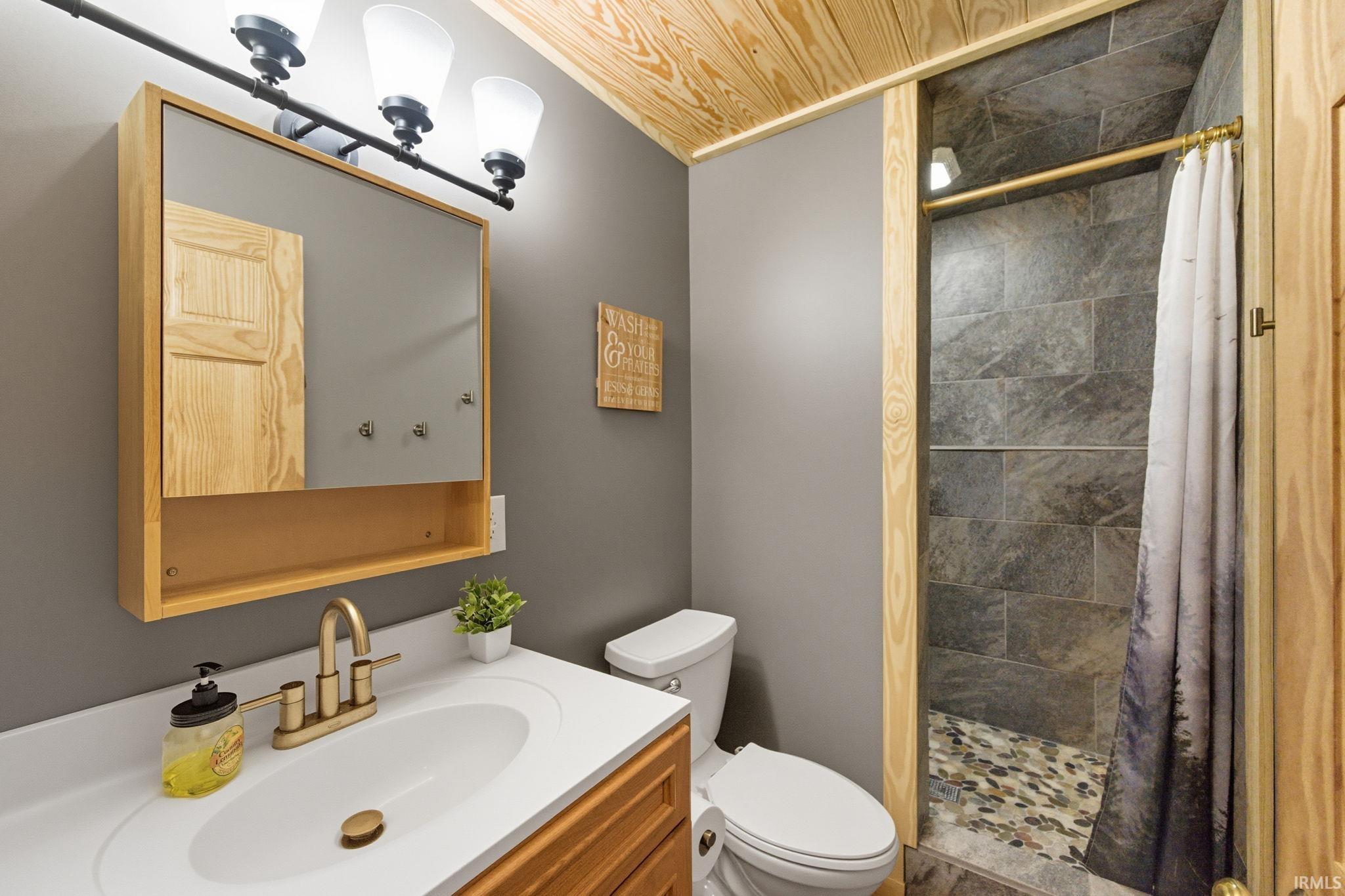 Frankfort, Indiana 46041, United States, 3 Bedrooms Bedrooms, ,5 BathroomsBathrooms,Residential,Pending,213588