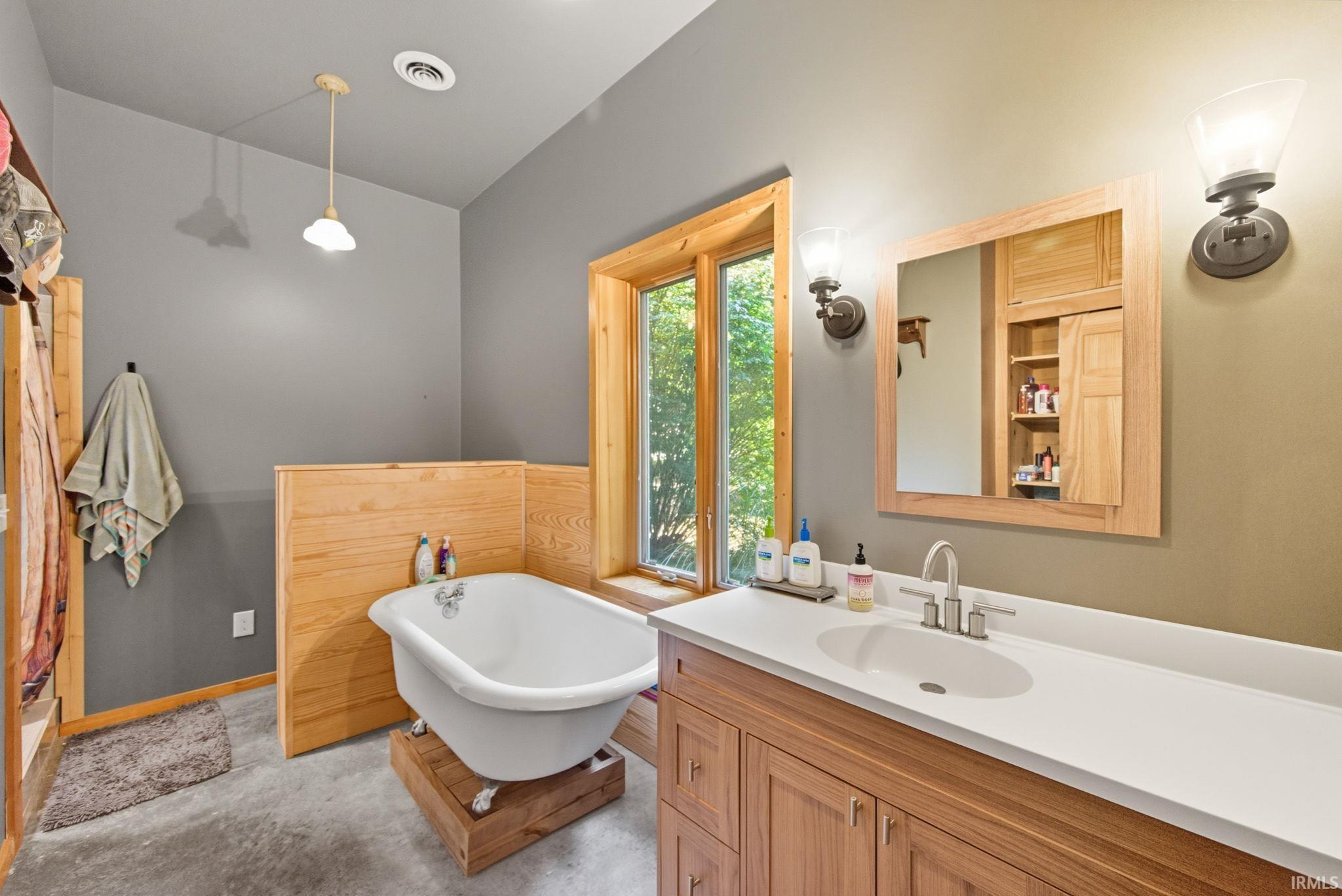 Frankfort, Indiana 46041, United States, 3 Bedrooms Bedrooms, ,5 BathroomsBathrooms,Residential,Pending,213588