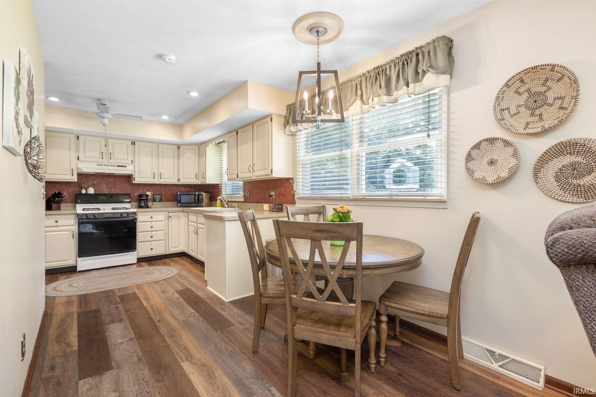 Mishawaka, Indiana 46544, United States, 3 Bedrooms Bedrooms, ,2 BathroomsBathrooms,Residential,Pending,187600