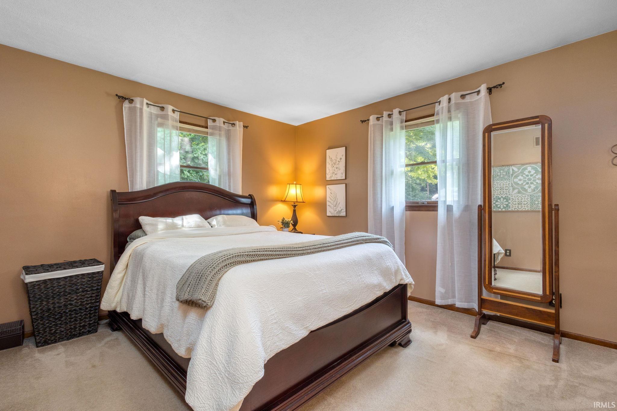 Mishawaka, Indiana 46544, United States, 3 Bedrooms Bedrooms, ,2 BathroomsBathrooms,Residential,Pending,187600