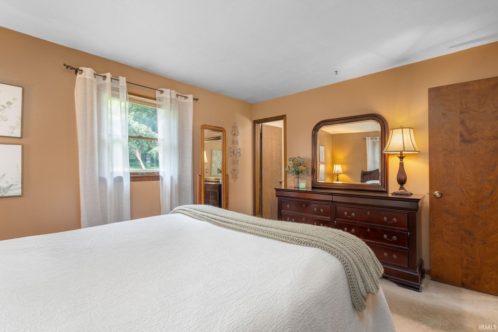 Mishawaka, Indiana 46544, United States, 3 Bedrooms Bedrooms, ,2 BathroomsBathrooms,Residential,Pending,187600