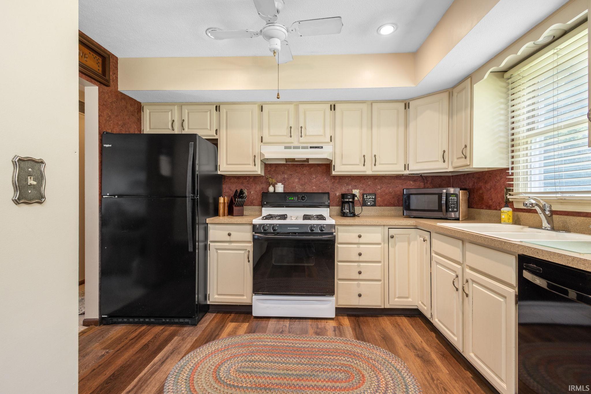 Mishawaka, Indiana 46544, United States, 3 Bedrooms Bedrooms, ,2 BathroomsBathrooms,Residential,Pending,187600