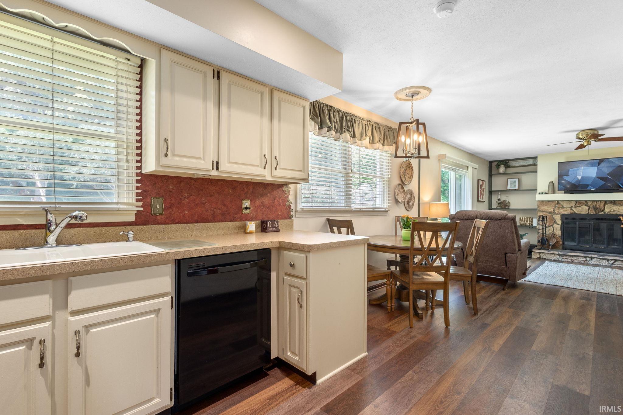 Mishawaka, Indiana 46544, United States, 3 Bedrooms Bedrooms, ,2 BathroomsBathrooms,Residential,Pending,187600