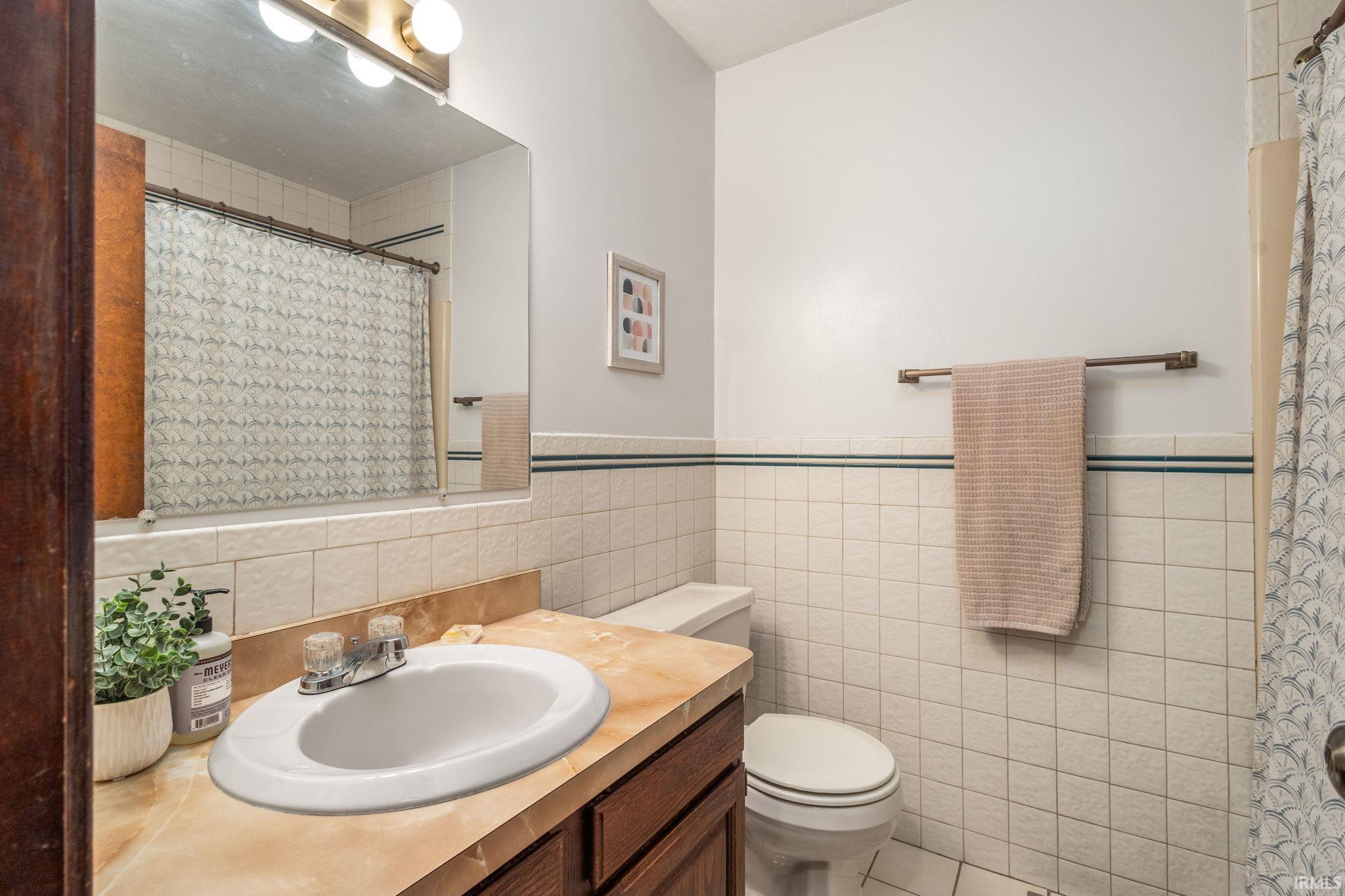 Mishawaka, Indiana 46544, United States, 3 Bedrooms Bedrooms, ,2 BathroomsBathrooms,Residential,Pending,187600