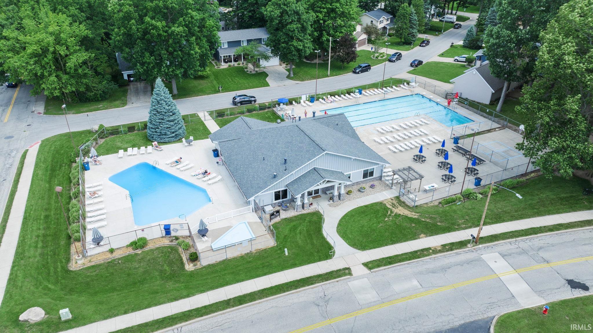 Mishawaka, Indiana 46544, United States, 3 Bedrooms Bedrooms, ,2 BathroomsBathrooms,Residential,Pending,187600