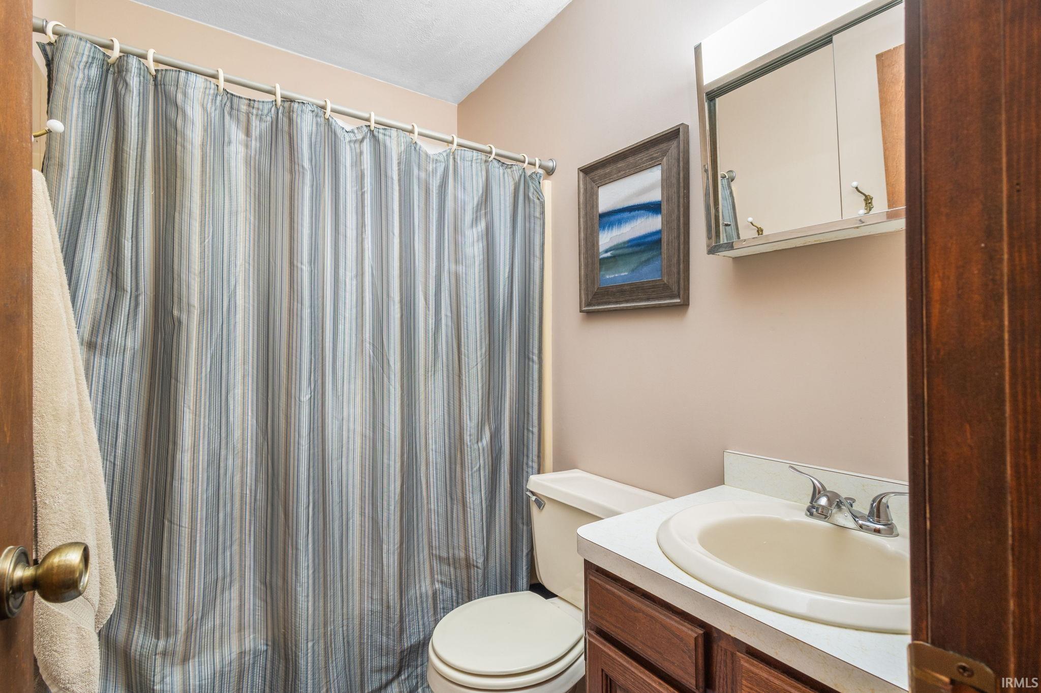 Mishawaka, Indiana 46544, United States, 3 Bedrooms Bedrooms, ,2 BathroomsBathrooms,Residential,Pending,187600