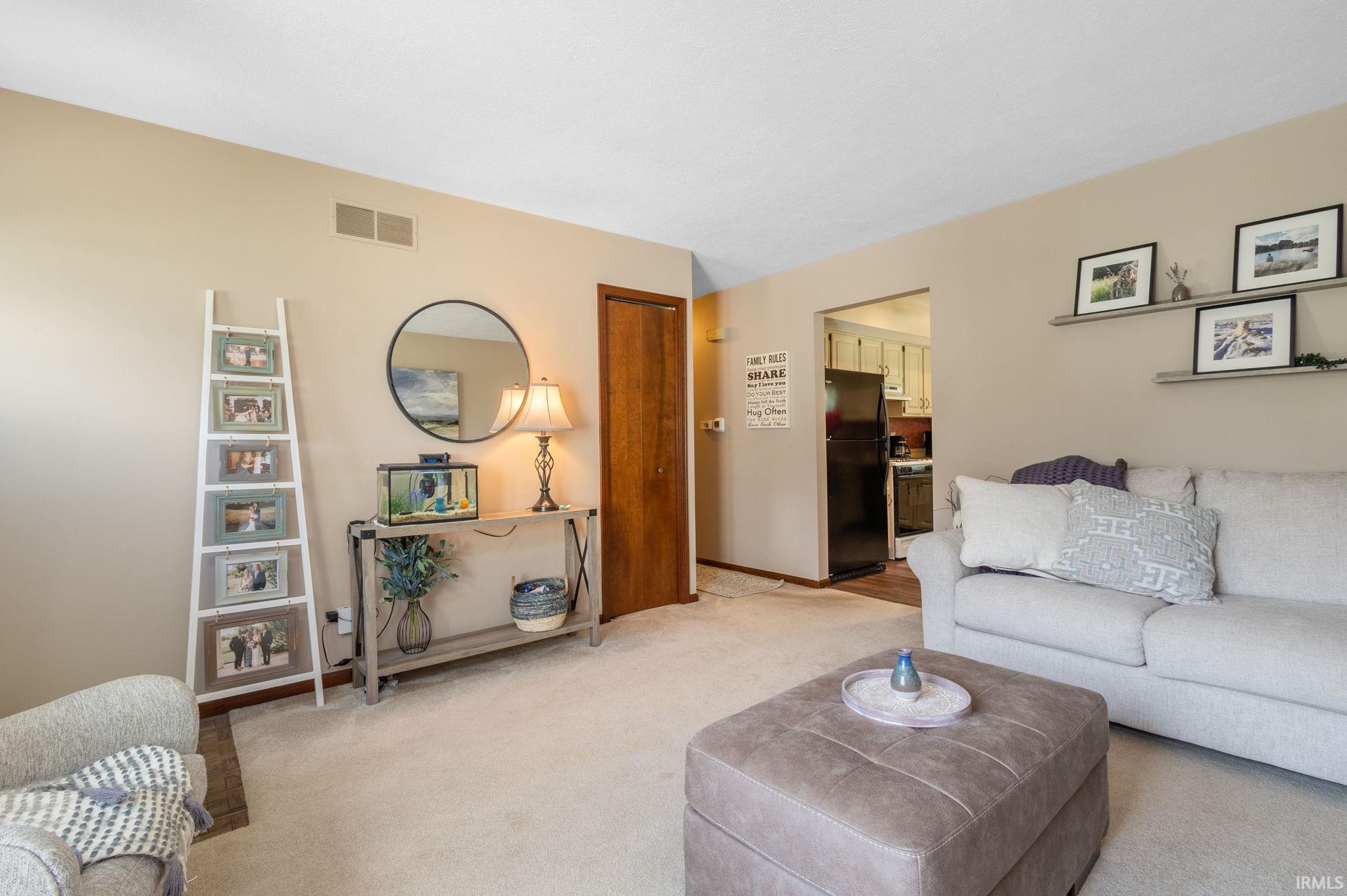 Mishawaka, Indiana 46544, United States, 3 Bedrooms Bedrooms, ,2 BathroomsBathrooms,Residential,Pending,187600