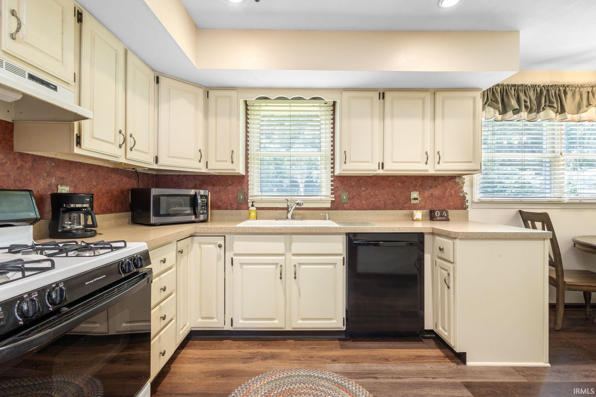 Mishawaka, Indiana 46544, United States, 3 Bedrooms Bedrooms, ,2 BathroomsBathrooms,Residential,Pending,187600