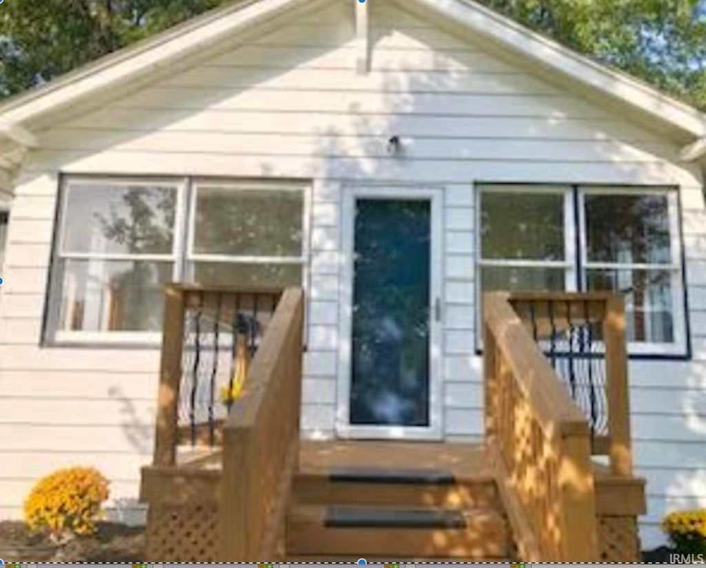 Photo of 927 S Twyckenham Drive, South Bend, IN 46615 (MLS # 202627474)