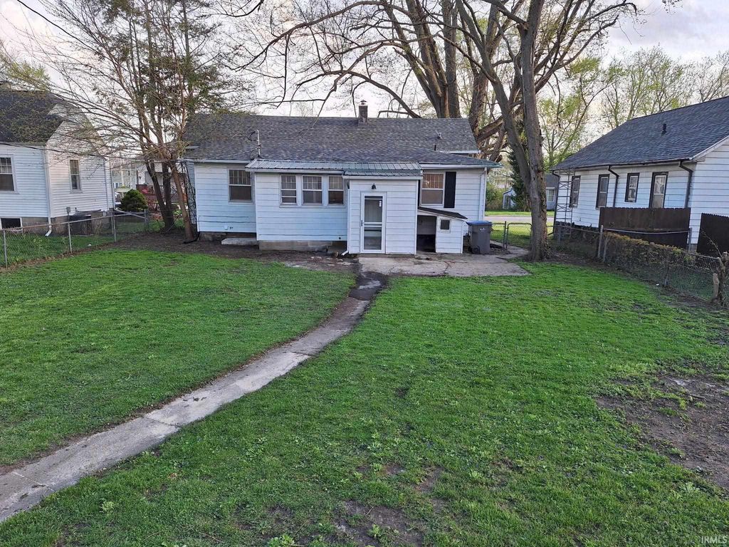 Photo of 729 E Main Street, Warsaw, IN 46580 (MLS # 202614385)