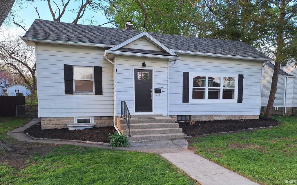 Photo of 729 E Main Street, Warsaw, IN 46580 (MLS # 202614385)