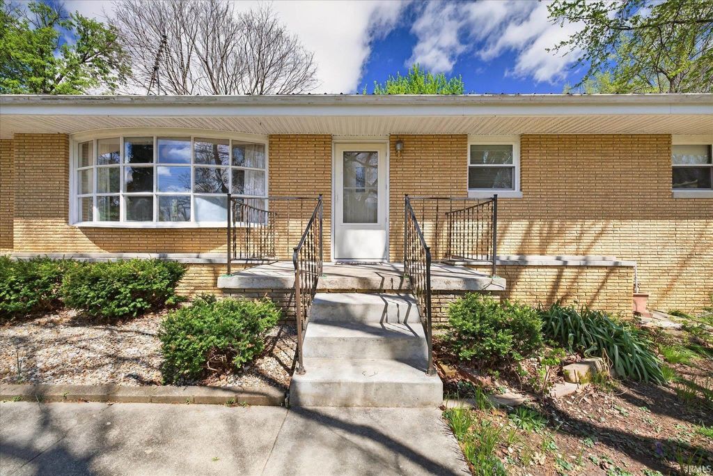 Photo of 633 S Washington Street, Bloomfield, IN 47424 (MLS # 202601240)