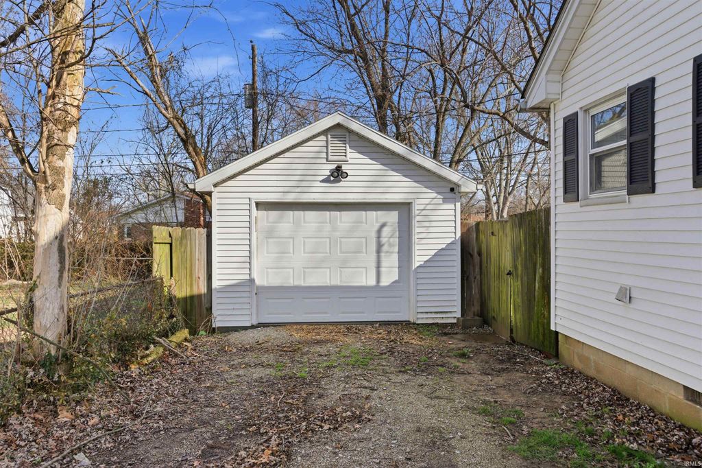 Photo of 2550 E Riverside Drive, Evansville, IN 47714 (MLS # 202607390)