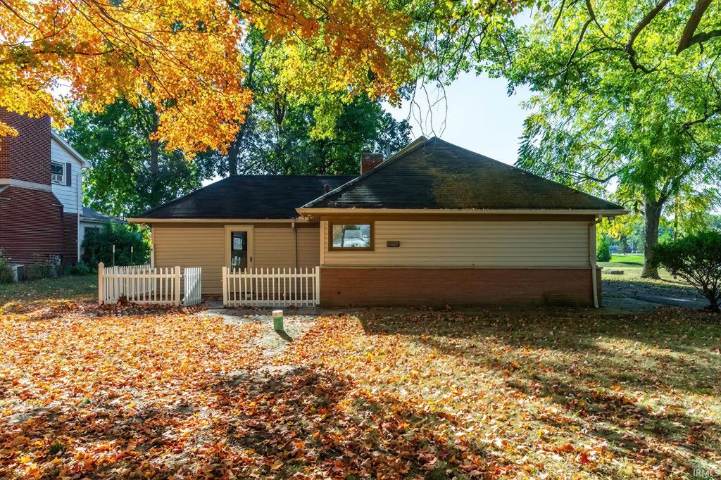 Photo of 130 E Hoover Drive, Fort Wayne, IN 46816 (MLS # 202541945)