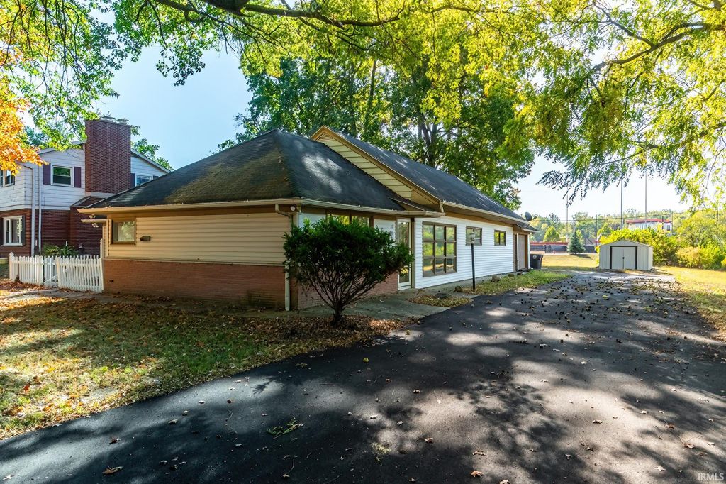 Photo of 130 E Hoover Drive, Fort Wayne, IN 46816 (MLS # 202541945)