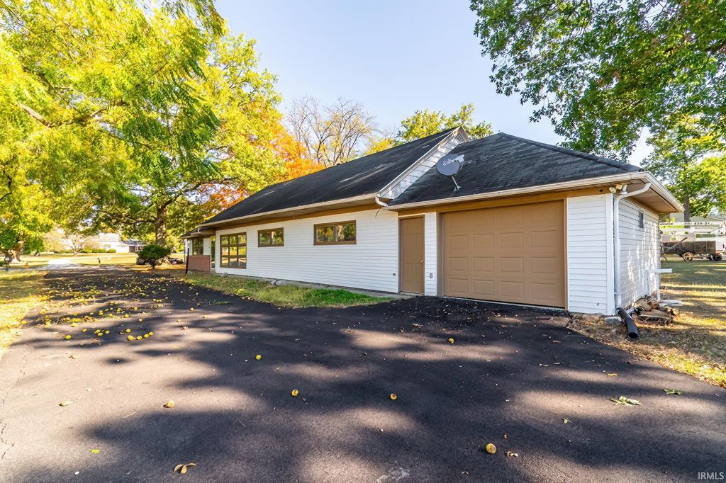 Photo of 130 E Hoover Drive, Fort Wayne, IN 46816 (MLS # 202541945)