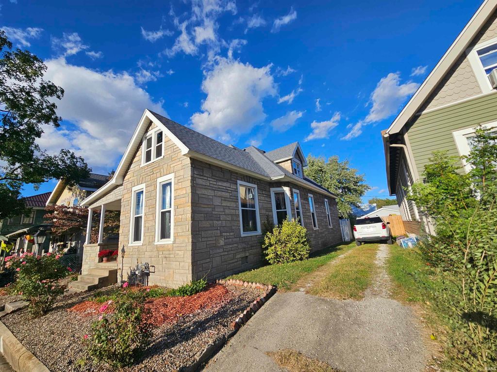 Photo of 718 Buntin Street, Vincennes, IN 47591 (MLS # 202542842)