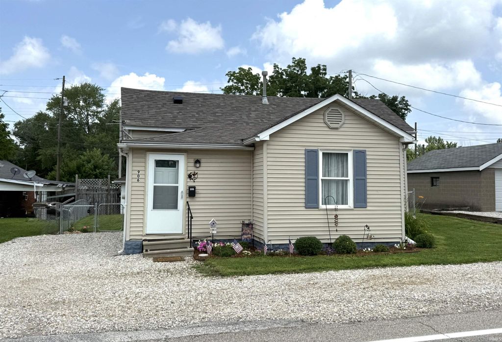 Photo of 906 E Broadway Street, Princeton, IN 47670 (MLS # 202626787)
