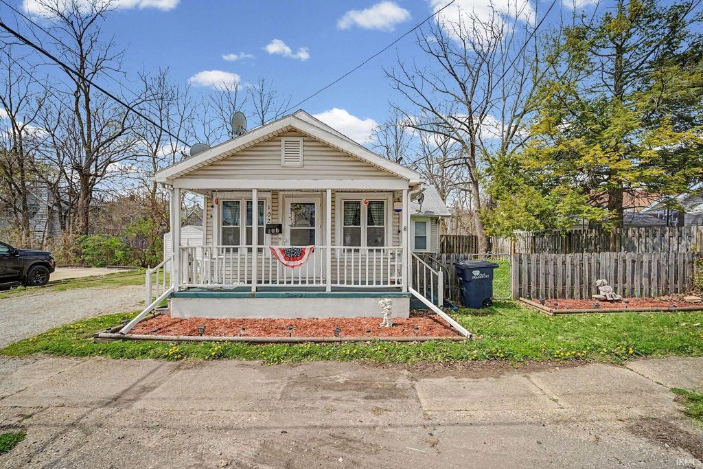 Photo of 102 N Hoke Avenue, Frankfort, IN 46041 (MLS # 202612912)