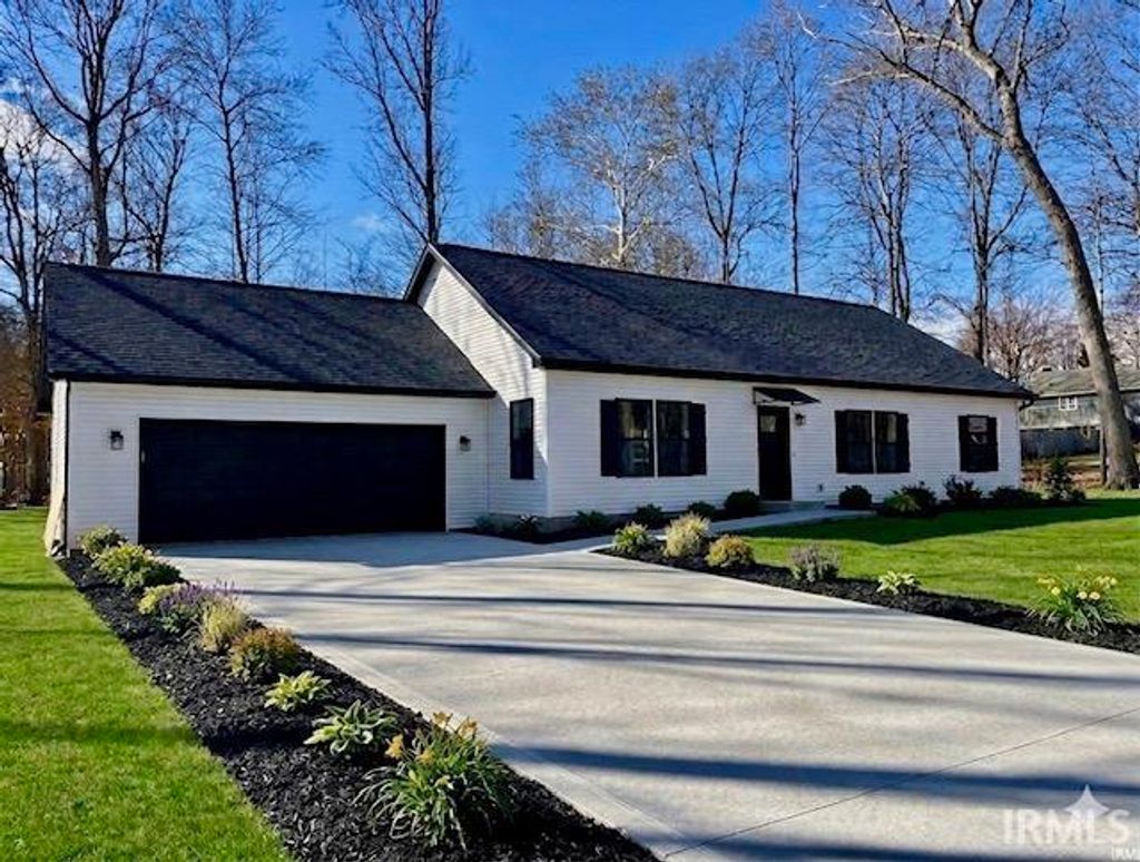 Photo of 1371 Woodburn Street, Warsaw, IN 46580 (MLS # 202618770)