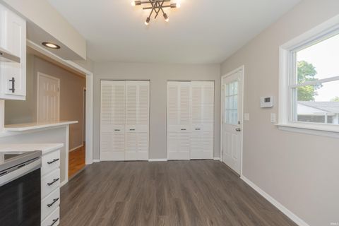 Tiny photo for 2017 Ridgeway Avenue, Evansville, IN 47714 (MLS # 202618454)