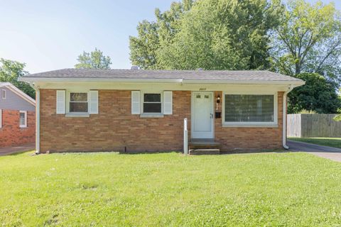 Photo of 2017 Ridgeway Avenue, Evansville, IN 47714 (MLS # 202618454)