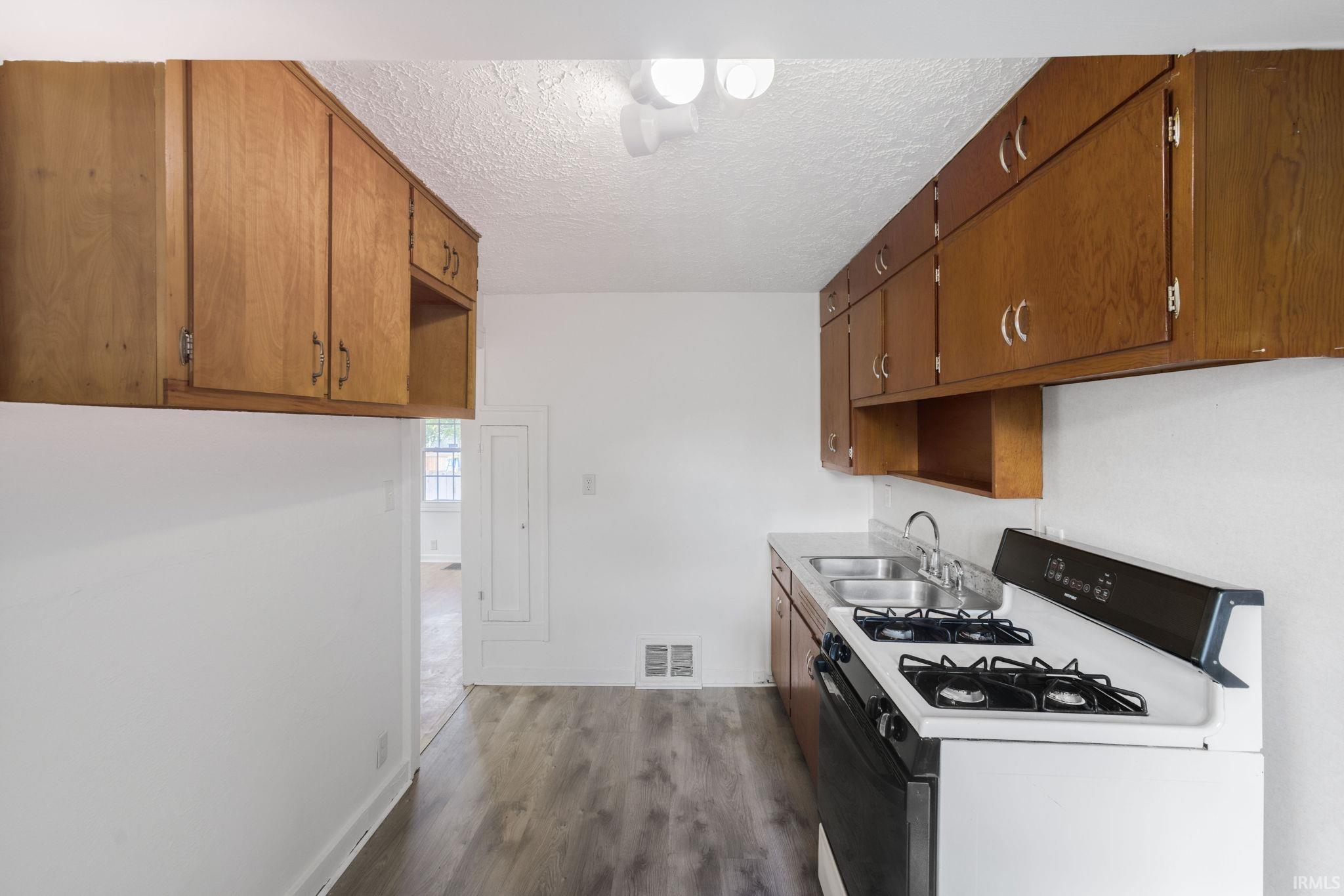 Mishawaka, Indiana 46544, United States, 6 Bedrooms Bedrooms, ,3 BathroomsBathrooms,Residential,Pending,199144