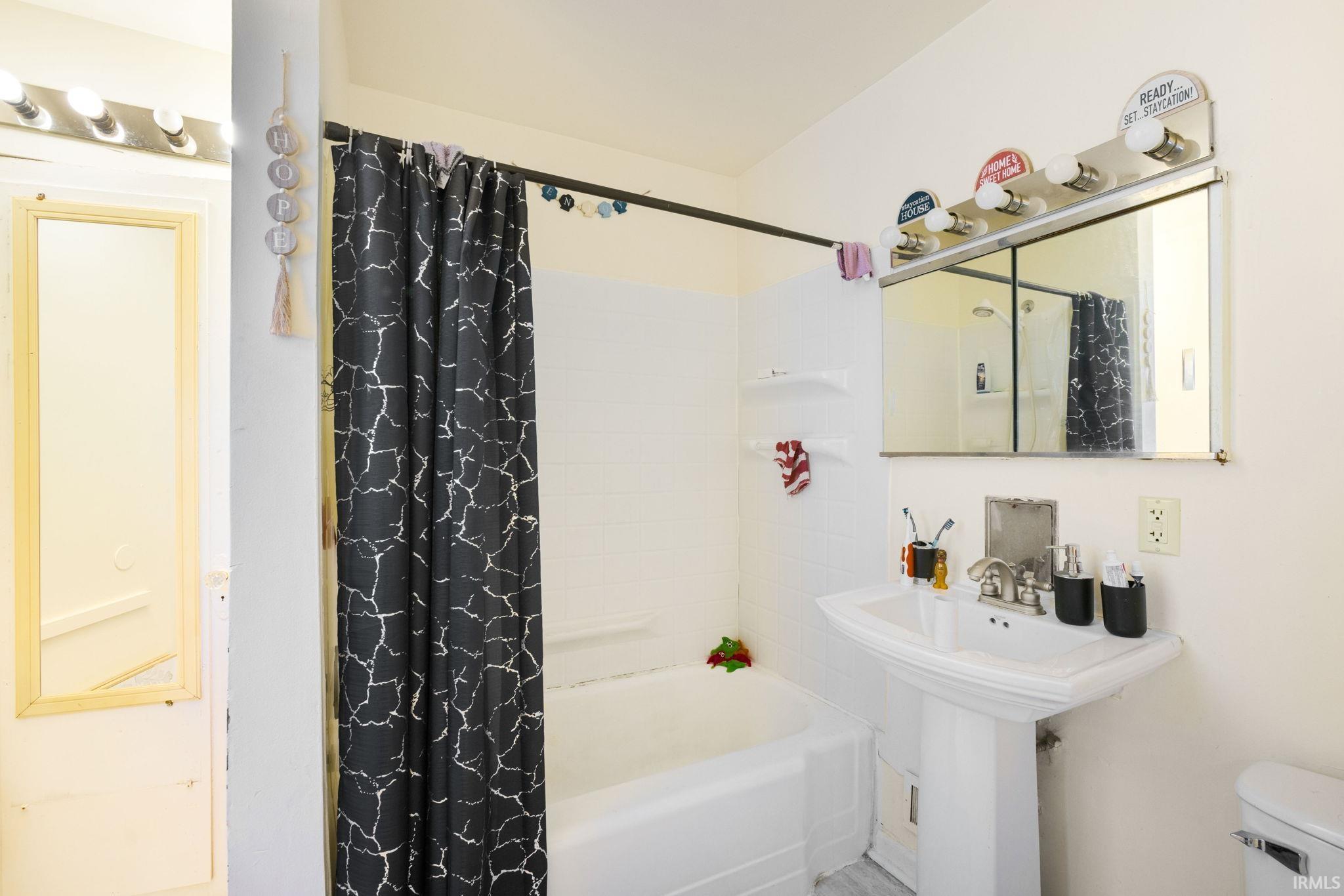 Mishawaka, Indiana 46544, United States, 6 Bedrooms Bedrooms, ,3 BathroomsBathrooms,Residential,Pending,199144