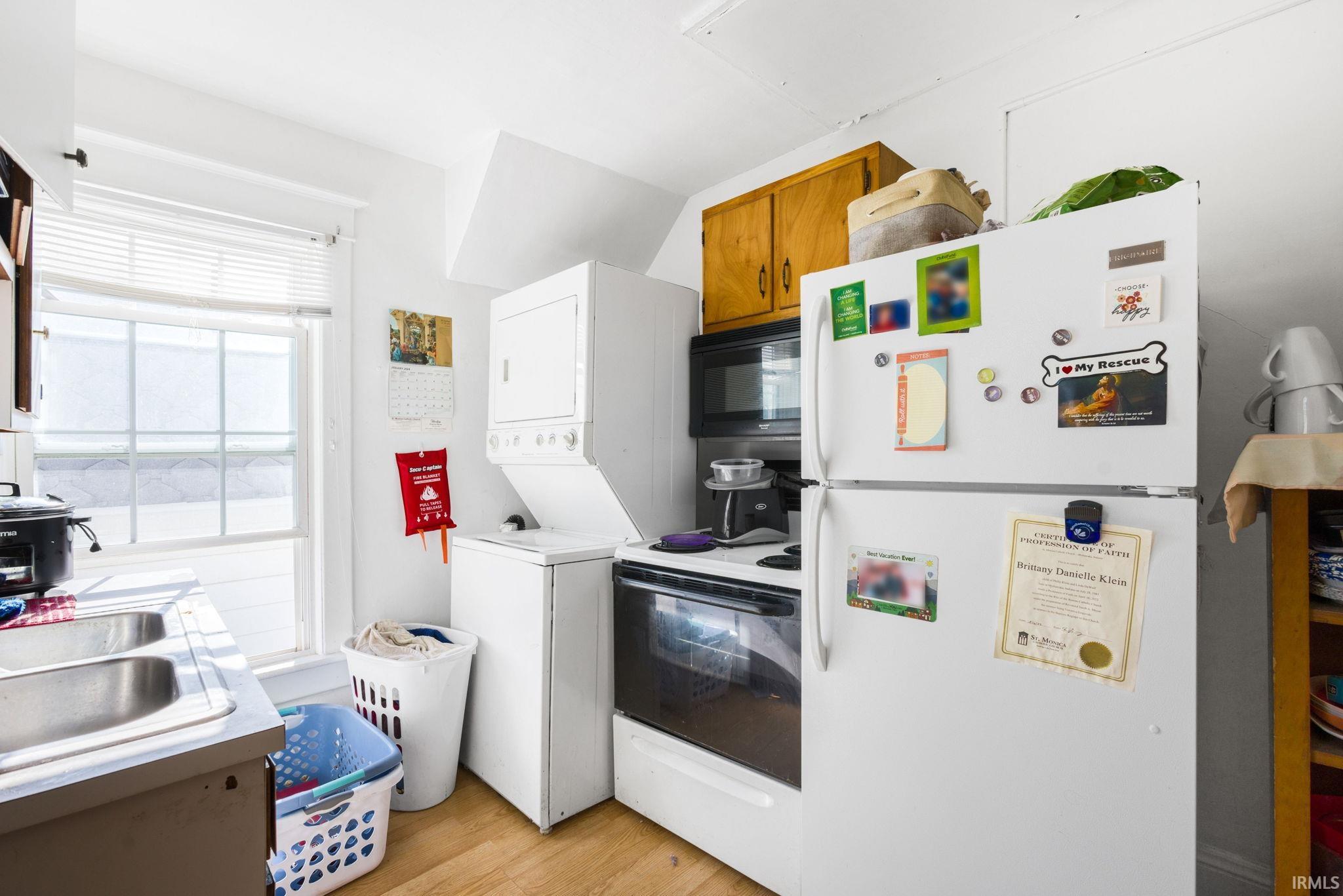 Mishawaka, Indiana 46544, United States, 6 Bedrooms Bedrooms, ,3 BathroomsBathrooms,Residential,Pending,199144