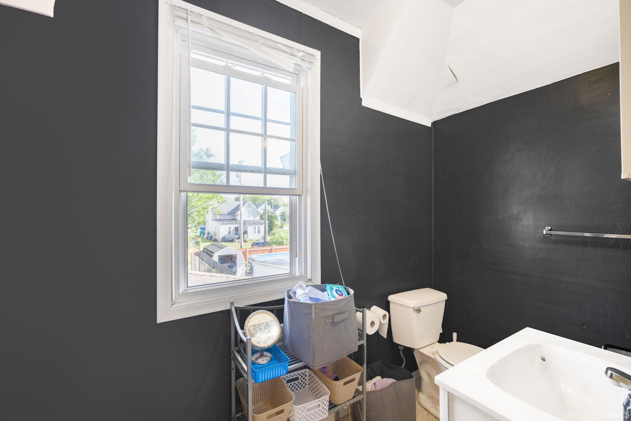 Mishawaka, Indiana 46544, United States, 6 Bedrooms Bedrooms, ,3 BathroomsBathrooms,Residential,Pending,199144