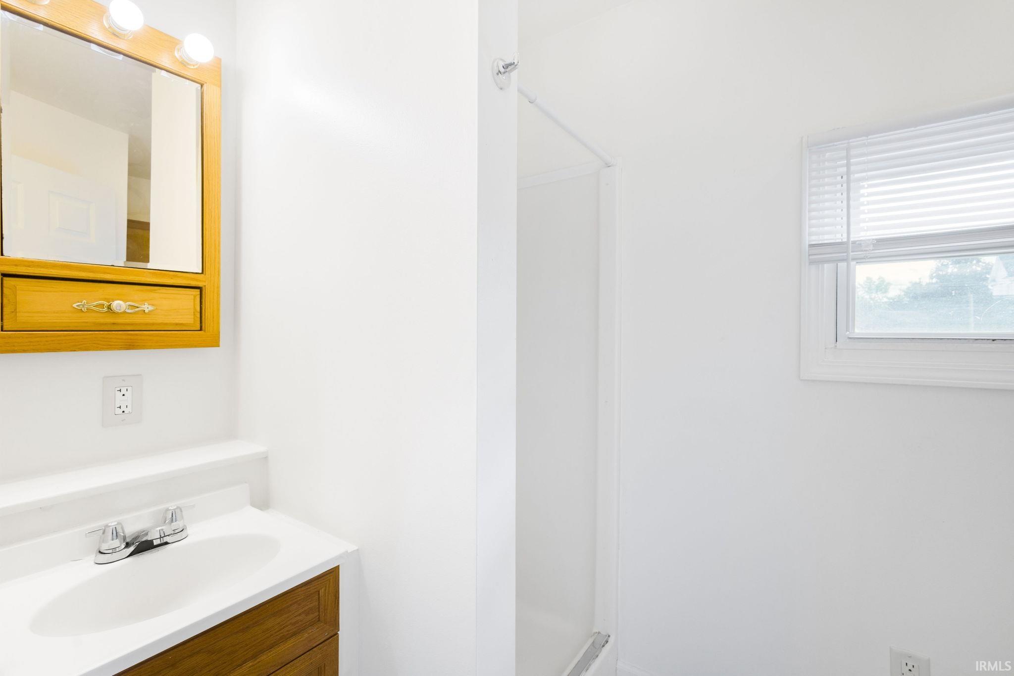 Mishawaka, Indiana 46544, United States, 6 Bedrooms Bedrooms, ,3 BathroomsBathrooms,Residential,Pending,199144