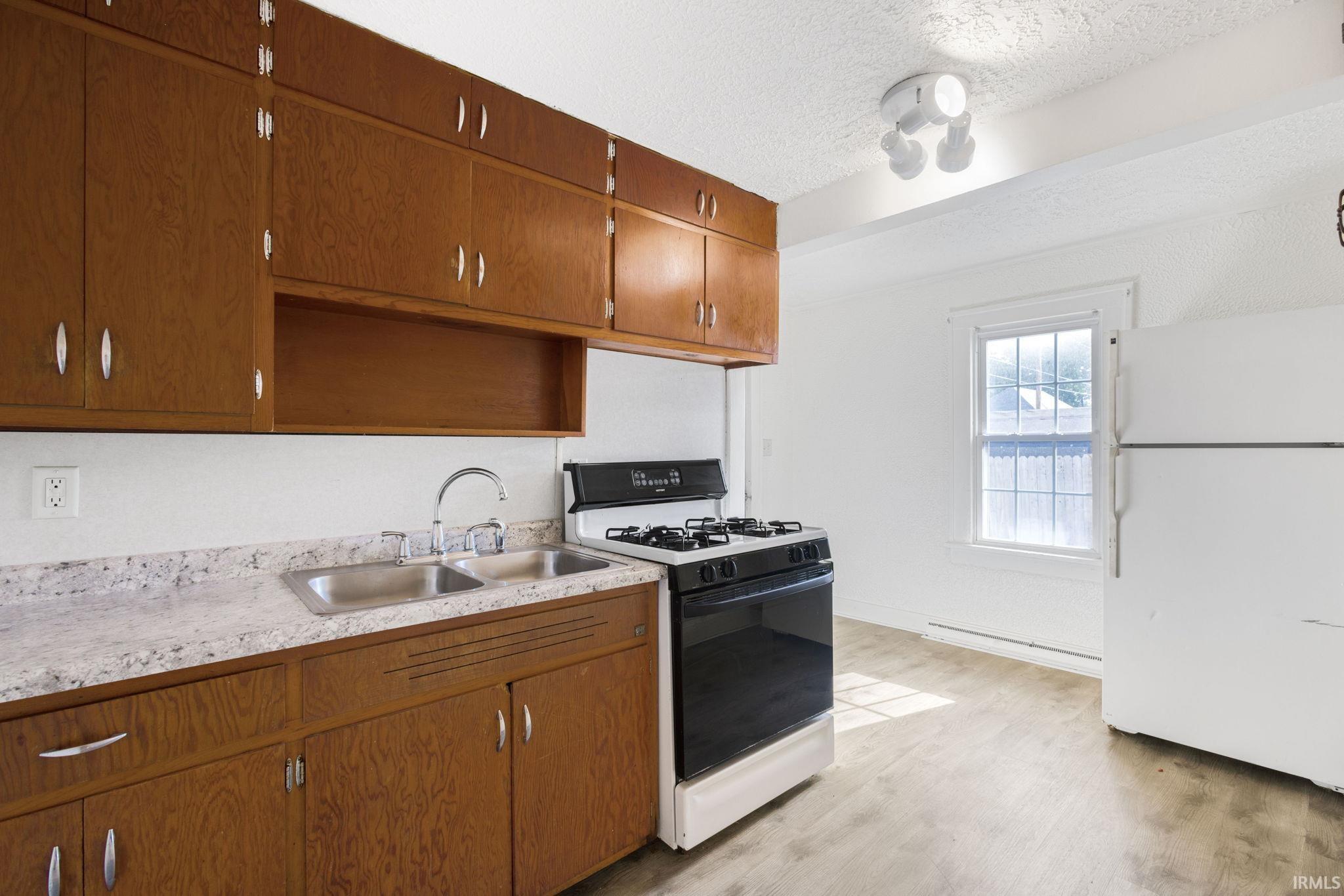 Mishawaka, Indiana 46544, United States, 6 Bedrooms Bedrooms, ,3 BathroomsBathrooms,Residential,Pending,199144