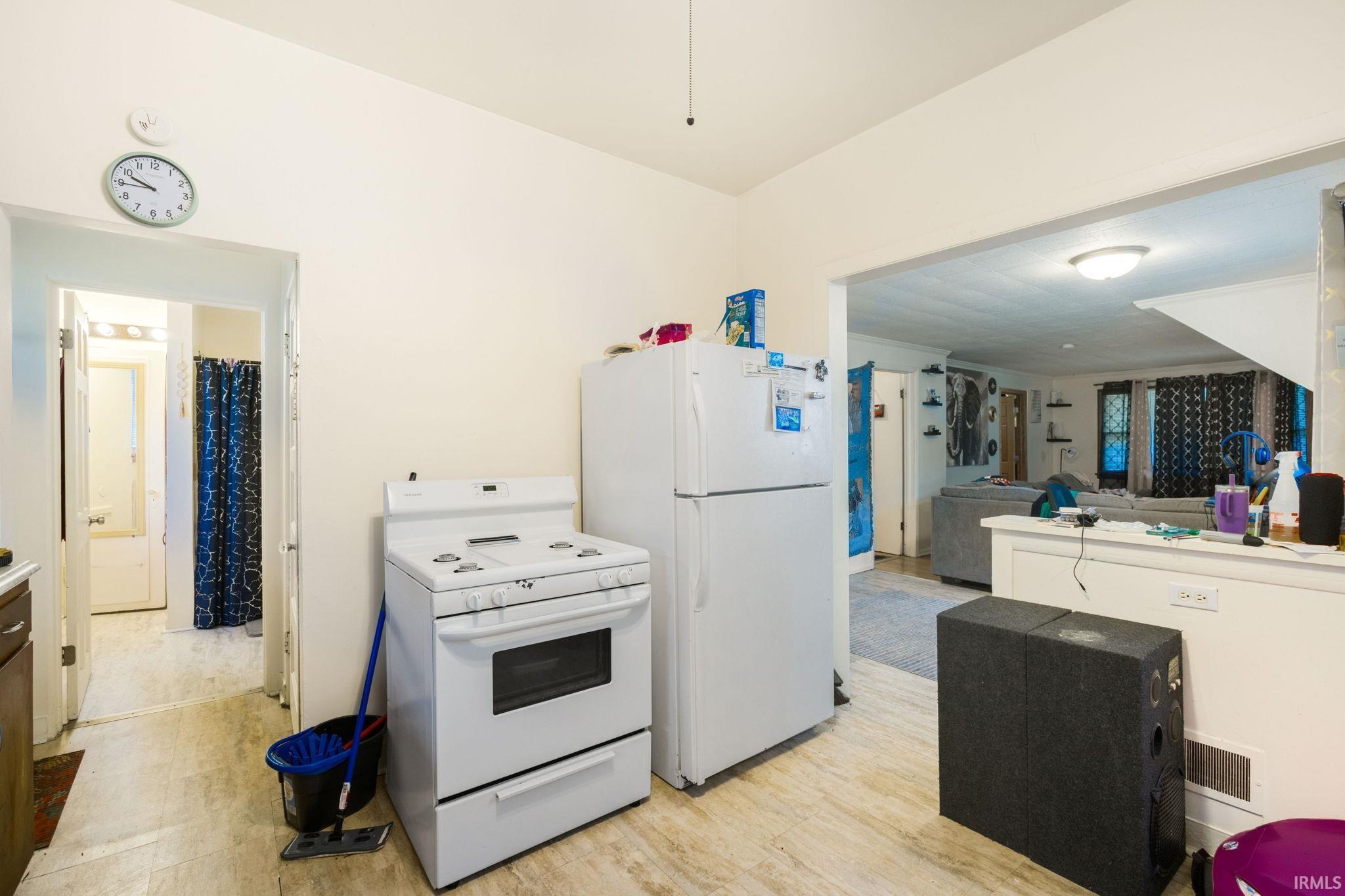 Mishawaka, Indiana 46544, United States, 6 Bedrooms Bedrooms, ,3 BathroomsBathrooms,Residential,Pending,199144